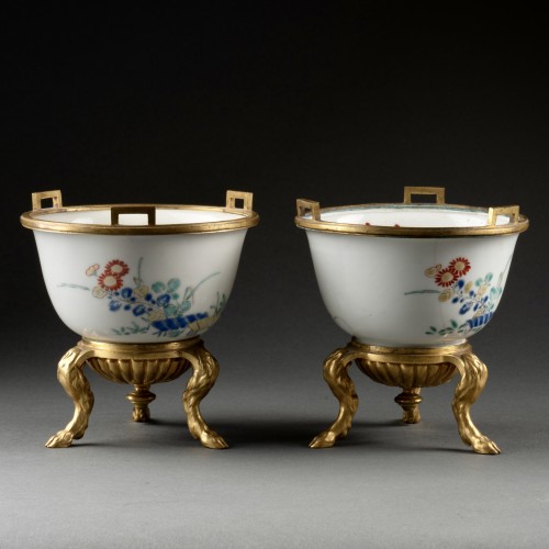 Paire de bols en porcelaine montés bronze, Japon vers 1700 - Céramiques, Porcelaines Style Louis XIV