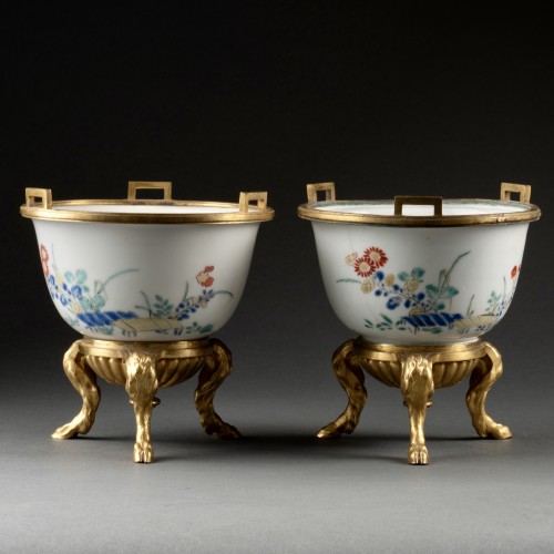 Céramiques, Porcelaines  - Paire de bols en porcelaine montés bronze, Japon vers 1700