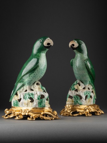 Céramiques, Porcelaines  - Paire de perroquets en biscuit monté bronze, Chine 18e siècle