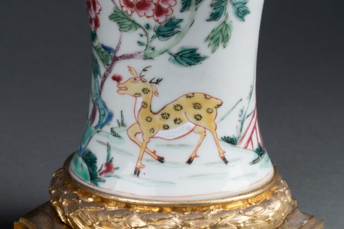 Paire de vases en porcelaine de Chine et bronze doré - Céramiques, Porcelaines Style Régence