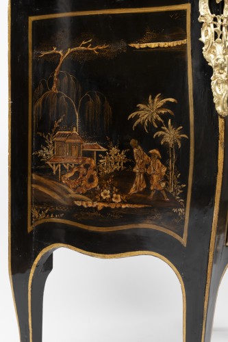Antiquités - Commode d’entre-deux en laque européenne - Jean Demoulin à Paris vers 1750