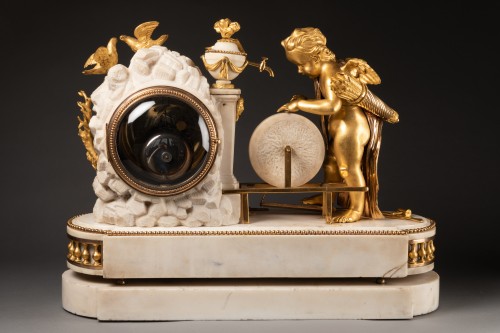Horlogerie Pendule - Pendule "Cupidon" en marbre blanc et bronze doré, époque Louis XVI