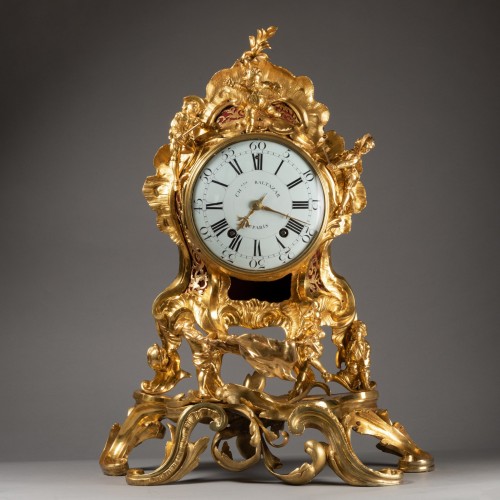 Grande pendule Louis XV en bronze doré « Commedia dell’arte », signée Ches B - Horlogerie Style Louis XV