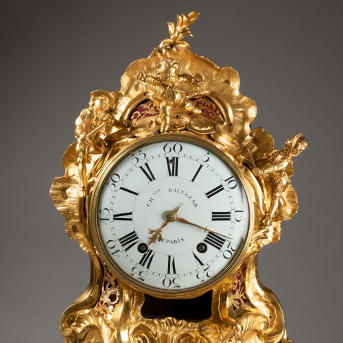 Horlogerie Pendule - Grande pendule Louis XV en bronze doré « Commedia dell’arte », signée Ches B