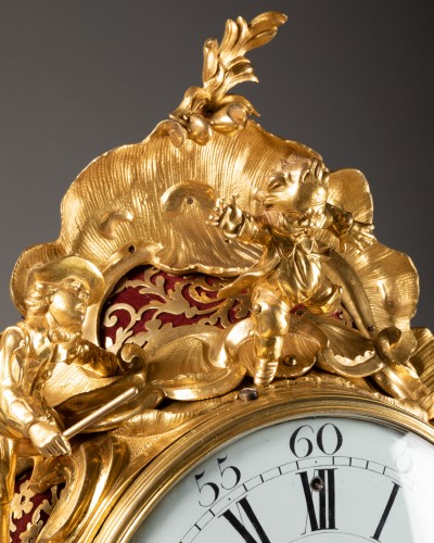 Grande pendule Louis XV en bronze doré « Commedia dell’arte », signée Ches B - Louis XV