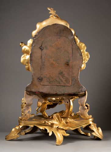 Antiquités - Grande pendule Louis XV en bronze doré « Commedia dell’arte », signée Ches B