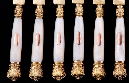 XIXe siècle - Douze couteaux à dessert en vermeil, nacre et or rose par Queillé, Paris 1834-1846