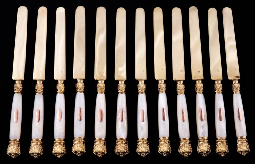 Douze couteaux à dessert en vermeil, nacre et or rose par Queillé, Paris 1834-1846 - Louis-Philippe