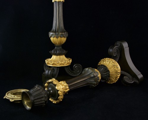 XIXe siècle - Paire de flambeaux en bronze ciselé, patiné et doré, époque Restauration