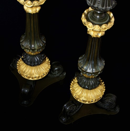 Paire de flambeaux en bronze ciselé, patiné et doré, époque Restauration - Restauration - Charles X