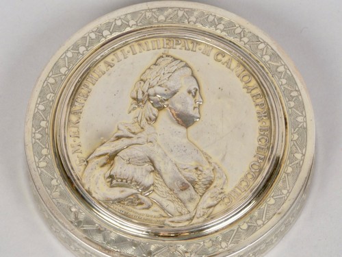 Boîte ronde en argent, Russie XVIIIe siècle - Argenterie et Orfèvrerie Style Louis XVI
