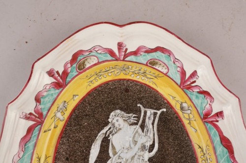Plat en faïence à la muse, Est de la France, début XIXe - Céramiques, Porcelaines Style Restauration - Charles X
