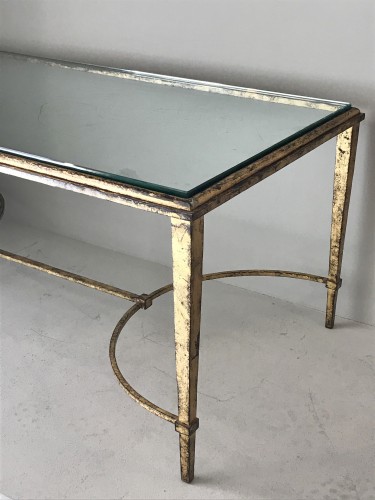 Mobilier Table & Guéridon - Table basse en fer forgé doré de la maison Ramsay.