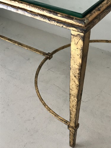 XXe siècle - Table basse en fer forgé doré de la maison Ramsay.