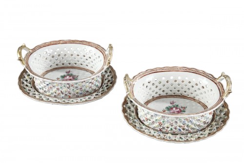 Paire de bannettes et présentoirs en porcelaine "Famille rose",  XVIIIe siècle