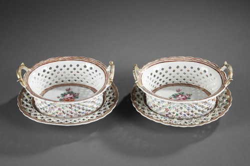 Paire de bannettes et présentoirs en porcelaine "Famille rose",  XVIIIe siècle - Arts d