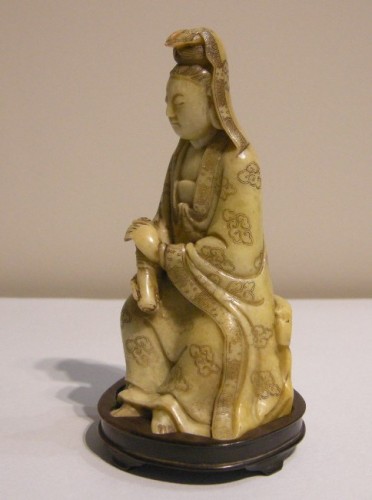 Petite statuette représentant une Guanyin en soapstone, Chine 18e siècle - Arts d