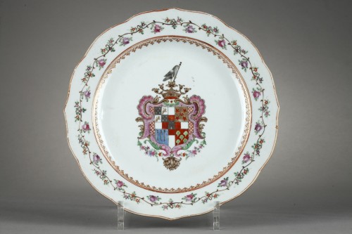 Céramiques, Porcelaines  - Assiette Famille rose ornée d'armoiries Portugaises Chine vers 1770
