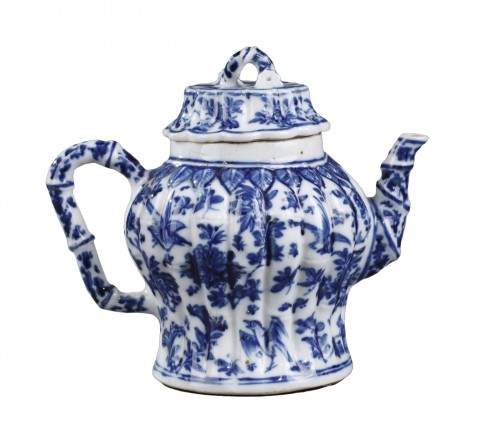 Verseuse a vin en porcelaine "bleu blanc" Chine Epoque Kangxi 1662/1722
