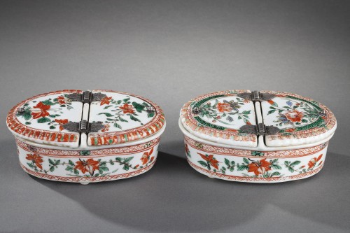 Paire de boites a epices en porcelaine Famille verte . Kangxi 1662/1722 - Céramiques, Porcelaines Style 