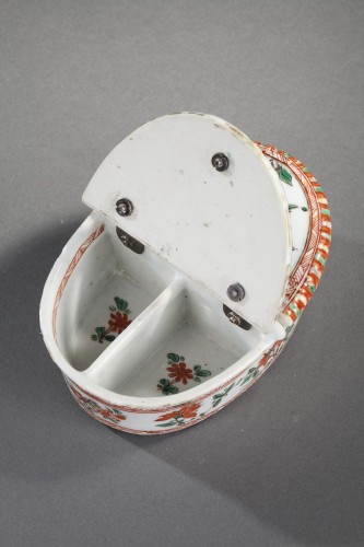Céramiques, Porcelaines  - Paire de boites a epices en porcelaine Famille verte . Kangxi 1662/1722
