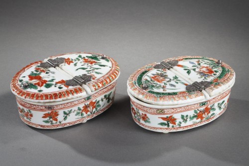 XVIIIe siècle - Paire de boites a epices en porcelaine Famille verte . Kangxi 1662/1722