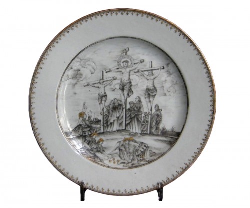 Assiette en porcelaine grisaille et or "La Crucifixion" - Chine vers 1740