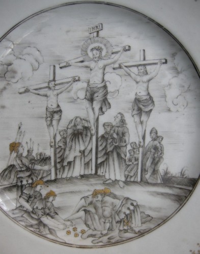 Assiette en porcelaine grisaille et or "La Crucifixion" - Chine vers 1740 - Arts d