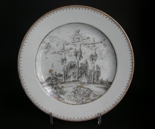 Assiette en porcelaine grisaille et or "La Crucifixion" - Chine vers 1740 - Bertrand de Lavergne