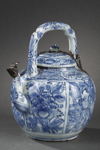Verseuse a vin en porcelaine bleu blanc - Chine epoque Wanli 1573/1620 - 