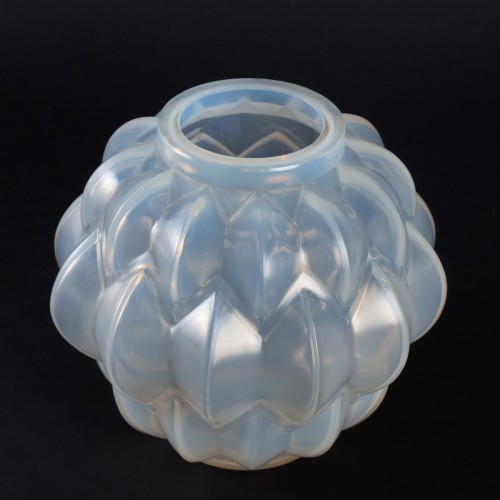 XXe siècle - 1927 René Lalique - Vase Nivernais Opalescent Triple Couche