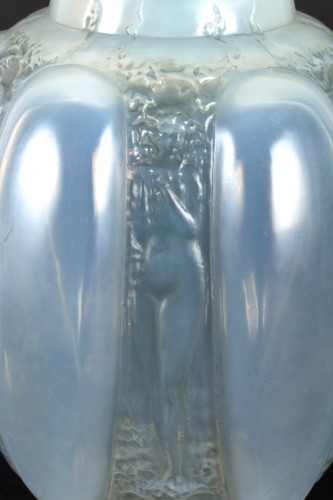 Verrerie, Cristallerie  - 1912 René Lalique - Vase six figurines et masques en verre opalescent