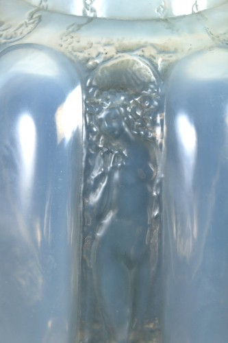 1912 René Lalique - Vase six figurines et masques en verre opalescent - Art nouveau