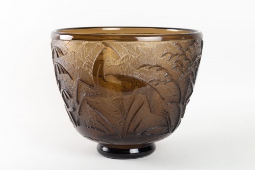 XXe siècle - Daum - Vase Monumental « Antilopes et feuillages » verre topaz dégagé à l’acide