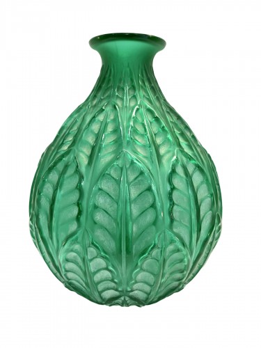 1927 René Lalique - Vase Malesherbes vert émeraude patiné blanc