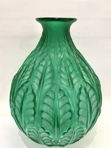 1927 René Lalique - Vase Malesherbes vert émeraude patiné blanc - BG Arts