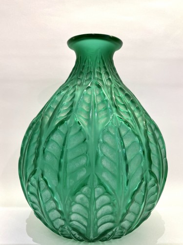 XXe siècle - 1927 René Lalique - Vase Malesherbes vert émeraude patiné blanc