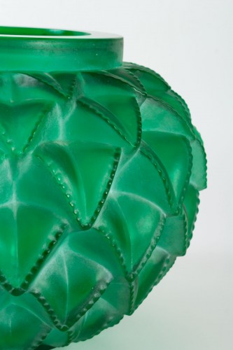 1929 René Lalique - Vase Languedoc verre vert émeraude patiné blanc - BG Arts