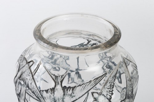 1919 René Lalique - Vase Hirondelles verre blanc émaillé bleu - BG Arts