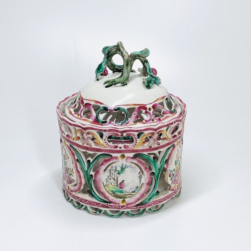 Céramiques, Porcelaines  - Boite à poudre à paroi ajourée - Moustiers ou Varages XVIIIe siècle