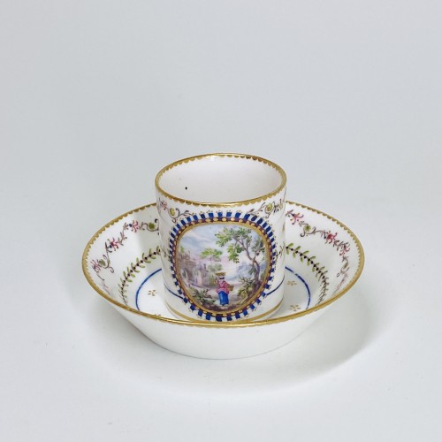 Céramiques, Porcelaines  - Tasse en porcelaine tendre de Sèvres - XVIIIe siècle