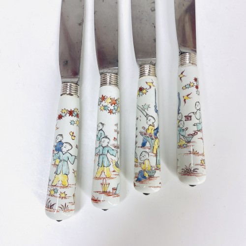 Quatre couteaux en porcelaine de Chantilly du XVIIIe siècle - Bils Céramiques