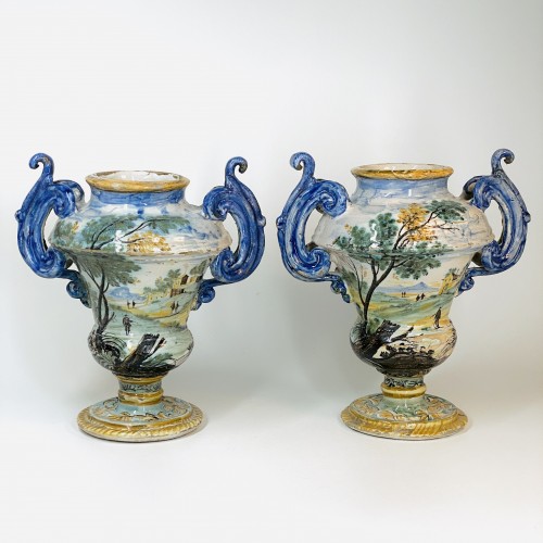 Antiquités - Paire de vases en faïence de Naples ou Terchi - Début du XVIIIe siècle