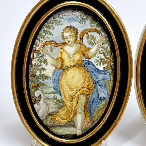 Paire de plaques en faïence de Castelli "Mariage et Servitude" - XVIIIe siècle - Céramiques, Porcelaines Style Régence