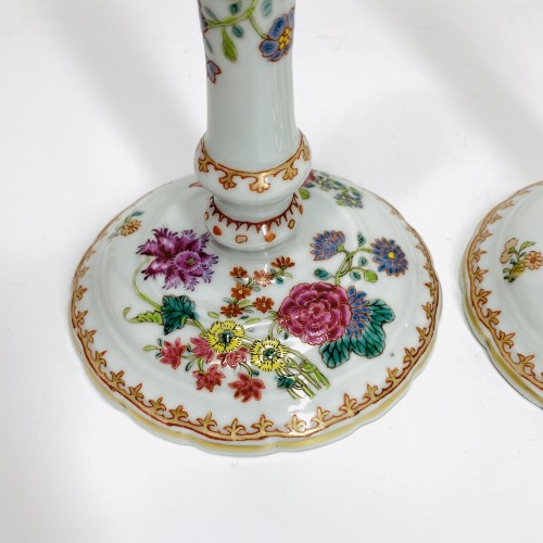 Paire de bougeoirs de la compagnie des Indes d'époque Qianlong (1735-1796) - Céramiques, Porcelaines Style Louis XV