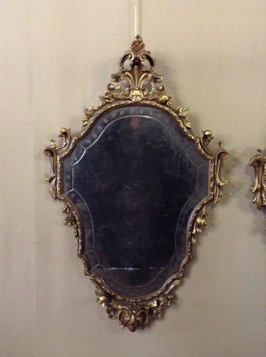 XIXe siècle - Paire de miroirs en bois sculpté et doré