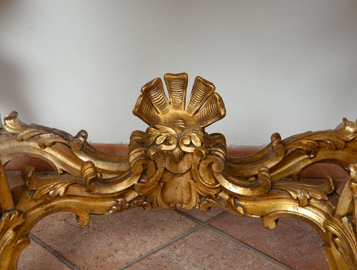 XVIIIe siècle - Console romaine en bois doré du XVIIIe siècle