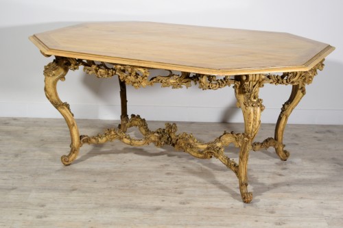 XVIIIe siècle - Table de centre en bois sculpté laqué doré, Italie, structure XVIIIe siècle