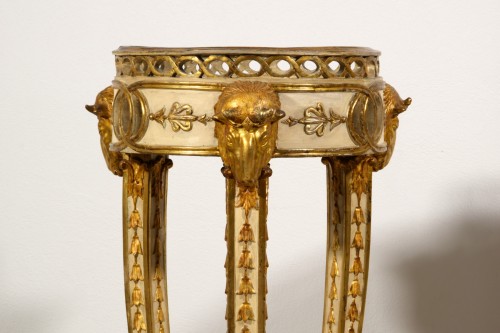 Antiquités - Paire de guéridon néoclassiques en bois laqué doré, Italie XVIIIe siècle