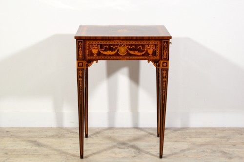 Louis XVI - Table de salon néoclassique en bois marqueté, Italie fin du XVIIIe siècle 